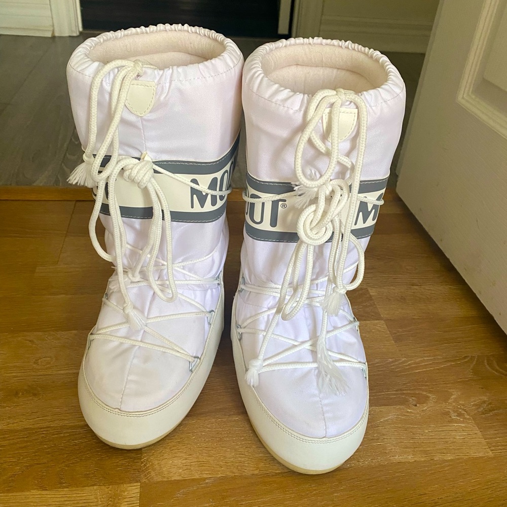 Moon boots size 6 women’s